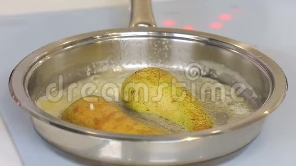 在平底锅里煎黄油梨视频的预览图