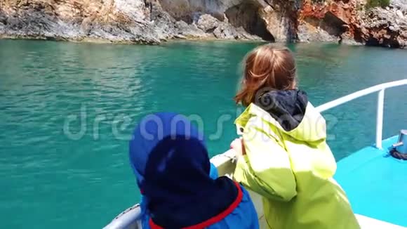 前往赞特的蓝色洞穴的旅游船视频的预览图