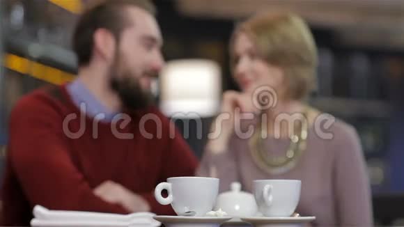 两个年轻人在咖啡馆享受时光视频的预览图