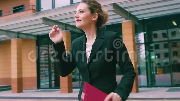 疯狂的跳舞商人商界女性庆祝成功和跳舞美丽的女人的背景视频的预览图