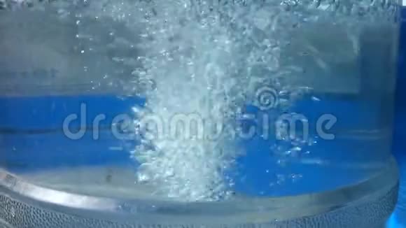 水倒入水箱视频的预览图