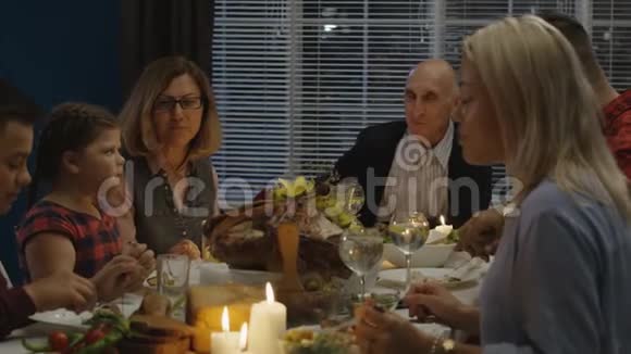 一家人在家吃感恩节晚餐视频的预览图