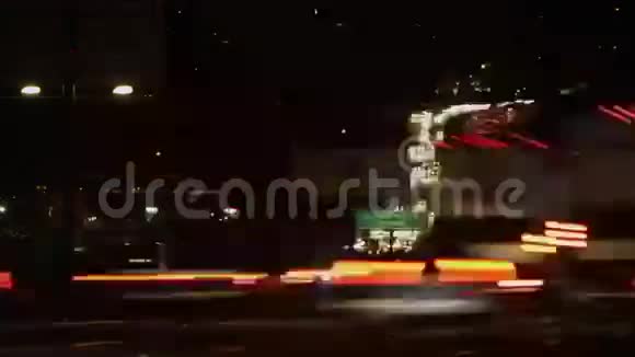 夜间在高速公路上飞驰的汽车视频的预览图