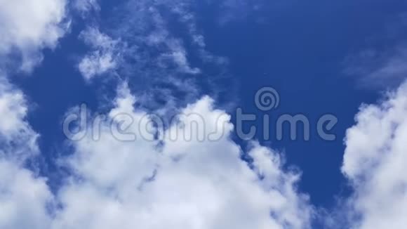 云彩自然运动与晴空视频的预览图