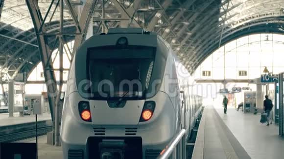 去斯德哥尔摩的现代列车瑞典之旅概念介绍短片视频的预览图