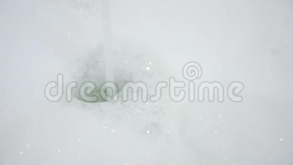 浴室泡沫在浴室视频的预览图