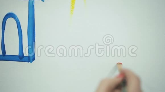 女孩用纸画家庭视频的预览图