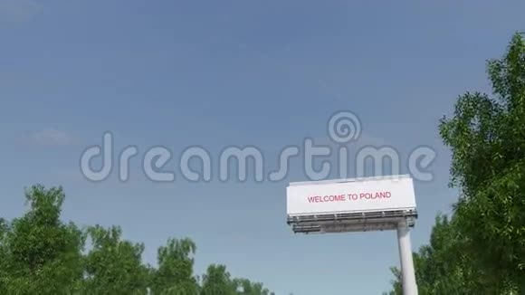 接近大公路广告牌欢迎来到波兰标题视频的预览图