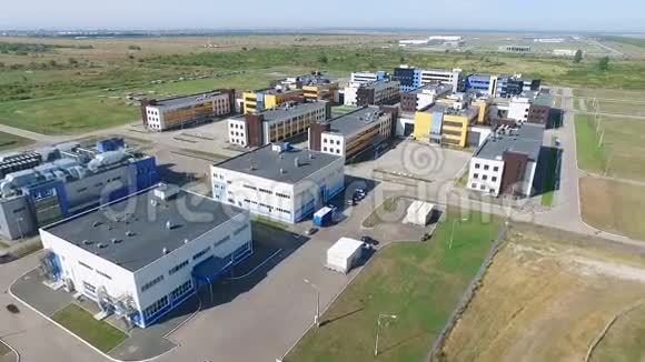 航空测量领域的现代工厂拥有许多美丽的建筑四架直升机拍摄视频飞过视频的预览图