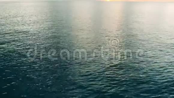日落时有波浪的蓝海视频的预览图