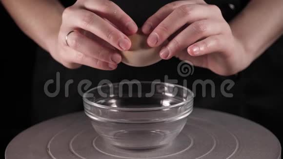 把一个鸡蛋塞进碗里视频的预览图