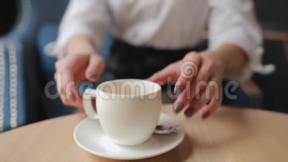 女人在咖啡馆喝茶杯视频的预览图