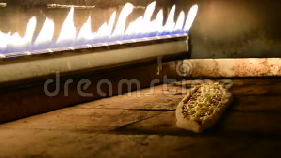 厨师把披萨从烤箱里拉出来视频的预览图