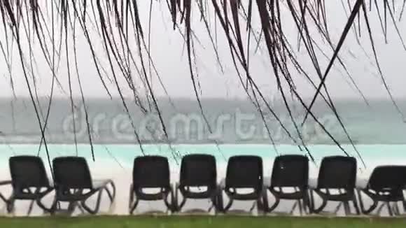 在度假胜地下雨视频的预览图