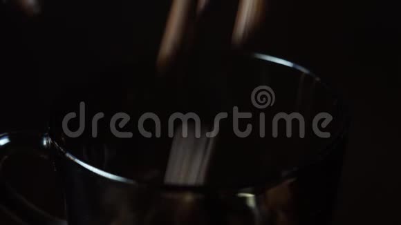 黑杯咖啡豆视频的预览图