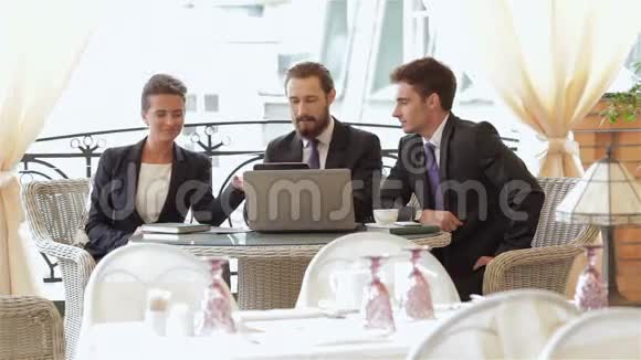 一个女人和两个男人在商务午餐视频的预览图