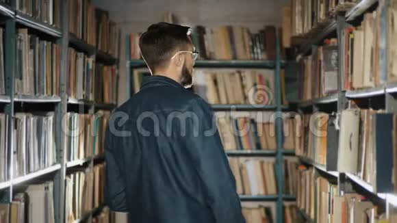 图书馆里有书的人的肖像视频的预览图