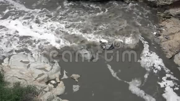 脏污染的河流视频的预览图