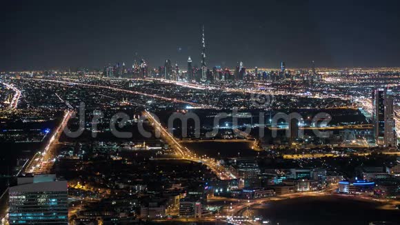 迪拜城市哈利法塔的夜景视频的预览图