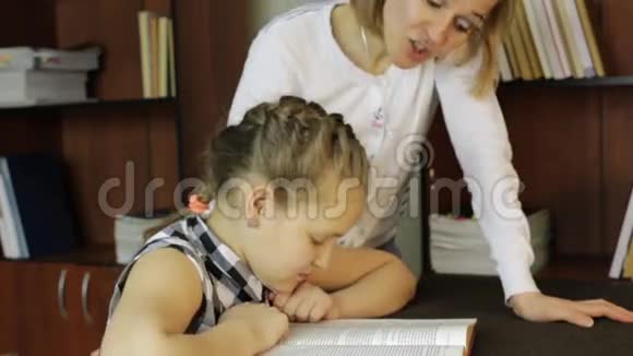 无聊的女孩拒绝做家庭作业悲伤的妈妈和女儿有冲突视频的预览图