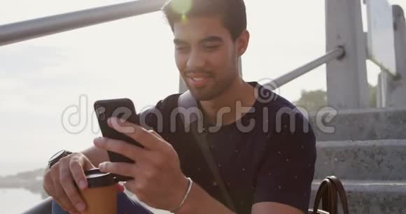 年轻人用他的手机视频的预览图