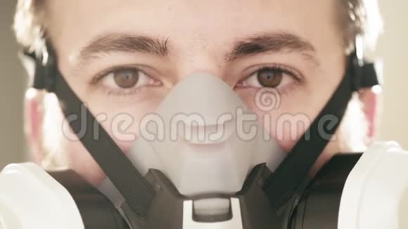 戴防毒面具的人的肖像视频的预览图