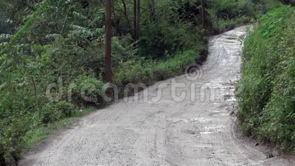 山里泥泞的路视频的预览图