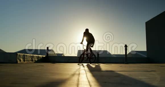 在屋顶上骑自行车视频的预览图
