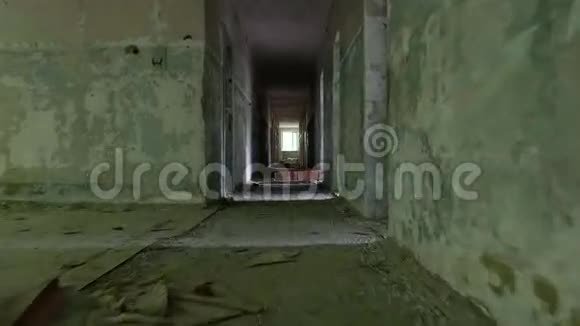 在废弃房屋的走廊里奔跑平稳缓慢的稳定凸轮镜头视频的预览图