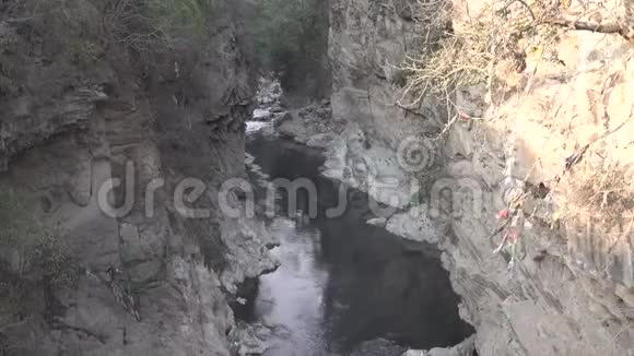 在峡谷里被污染的河流视频的预览图