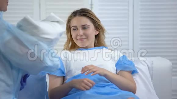 产婆给因幸福而哭泣的女人新生儿分娩视频的预览图