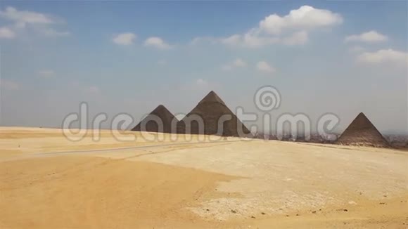 开罗背景下的金字塔近似值视频的预览图
