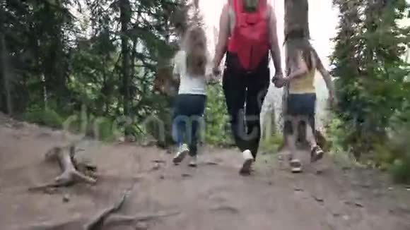妈妈带着小女儿旅行一家人在森林里散步视频的预览图