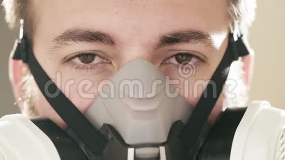 戴防毒面具的人的肖像视频的预览图