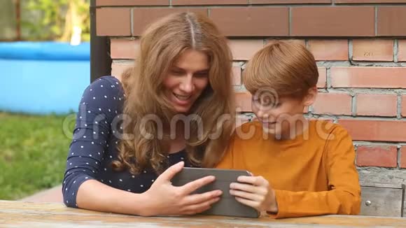 妈妈和儿子看着平板电脑屏幕视频的预览图