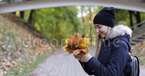 妈妈和女儿拥抱在秋天的公园里视频的预览图