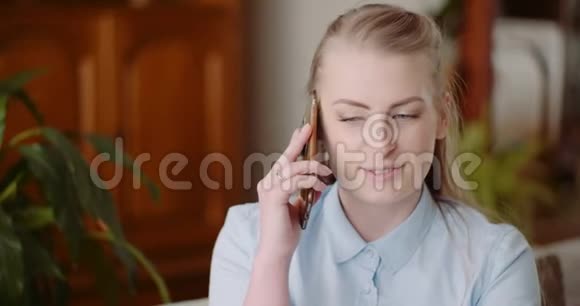 女人在家里用手机说话视频的预览图