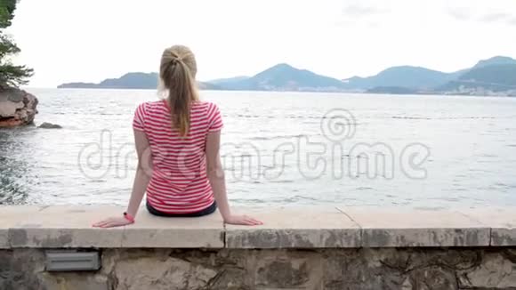 少女观海的后景视频的预览图