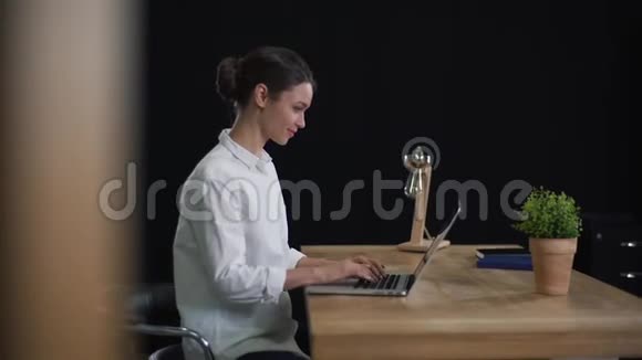 办公室笔记本电脑上的女孩类型视频的预览图