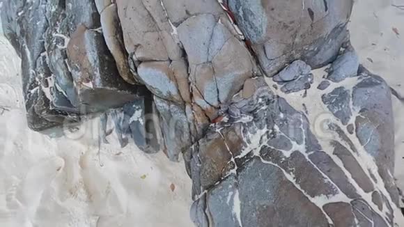 海滩上的山岩视频的预览图