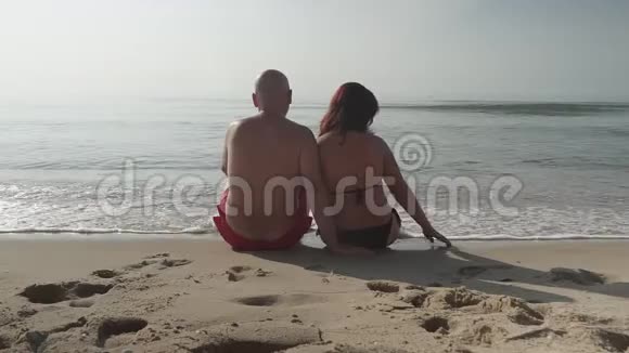 一男一女坐在海边视频的预览图