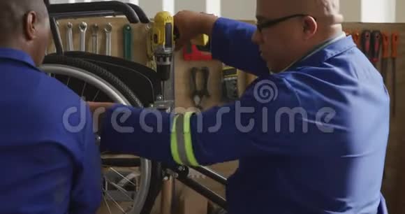 做轮椅的工人视频的预览图