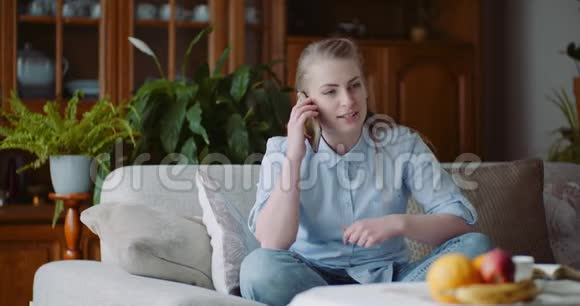女人在家里用手机说话视频的预览图