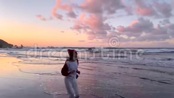 黄昏海滩上无忧无虑的女人视频的预览图