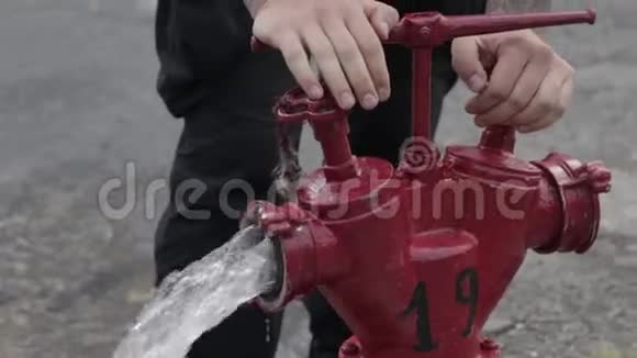 在室外灭火时消防栓准备连接软管旧红火栓视频的预览图