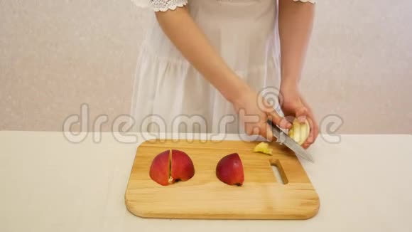 女孩剁碎刷红苹果视频的预览图