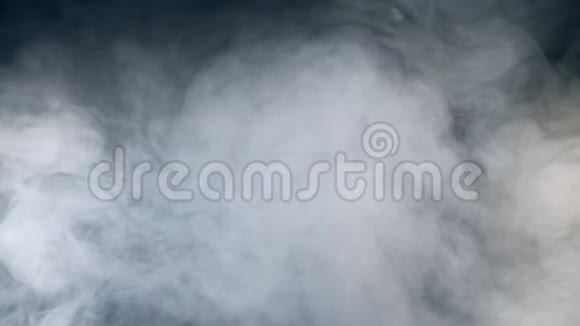 一阵阵雾孤立的烟雾在混乱地移动视频的预览图