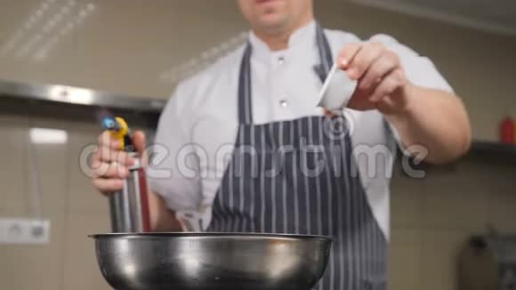厨师用燃烧的火慢慢地烹饪食物不可辨认的男厨师用火焰在煎锅准备食物视频的预览图