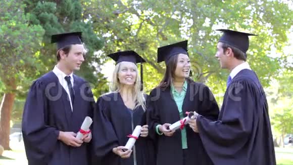 参加毕业典礼的学生小组视频的预览图
