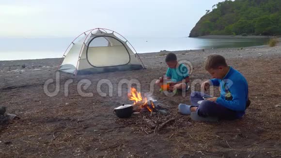 孩子们在火附近吃饭视频的预览图